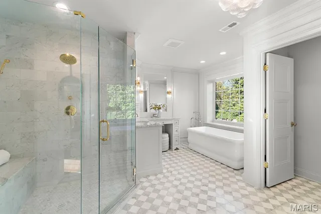 $2,695,000 | 61 Lake Forest Drive, St. Louis, MO 63117