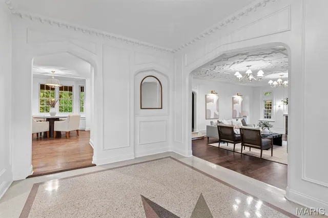 $2,695,000 | 61 Lake Forest Drive, St. Louis, MO 63117