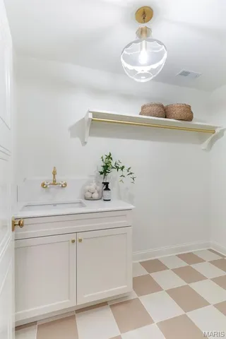 $2,695,000 | 61 Lake Forest Drive, St. Louis, MO 63117