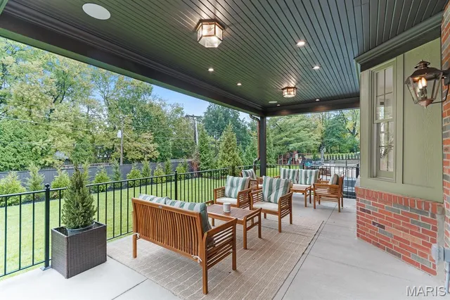 $2,695,000 | 61 Lake Forest Drive, St. Louis, MO 63117
