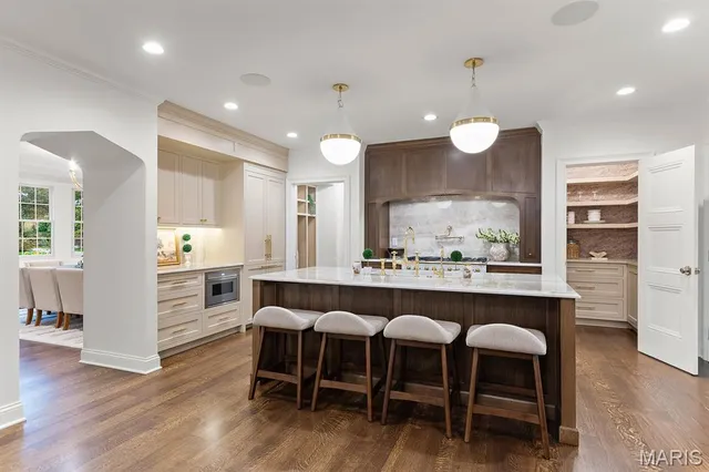 $2,695,000 | 61 Lake Forest Drive, St. Louis, MO 63117