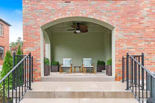 $2,695,000 | 61 Lake Forest Drive, St. Louis, MO 63117