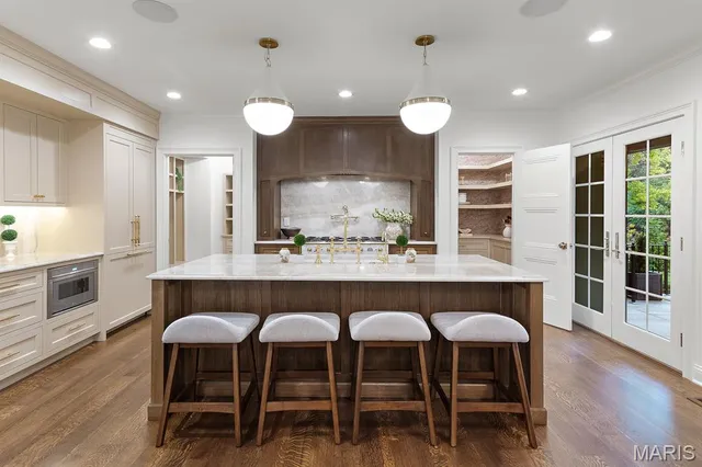 $2,695,000 | 61 Lake Forest Drive, St. Louis, MO 63117