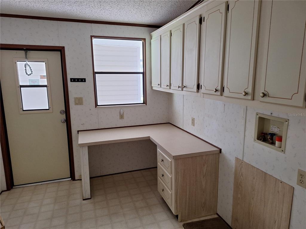432 Santa Fe Road Tavares, FL 32778 - Photo 15 of 41 a room with furniture and window
