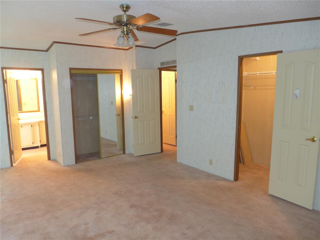 432 Santa Fe Road Tavares, FL 32778 - Photo 17 of 41 an empty room that has a mirror