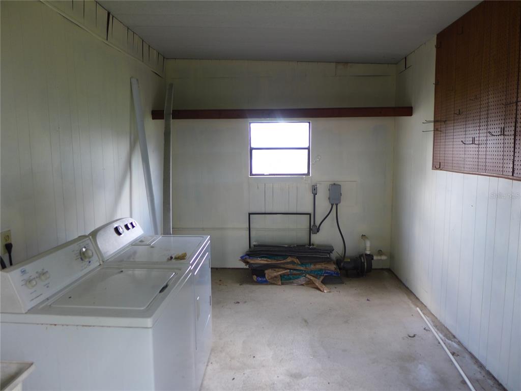 432 Santa Fe Road Tavares, FL 32778 - Photo 29 of 41 a room with gym equipment and a mirror