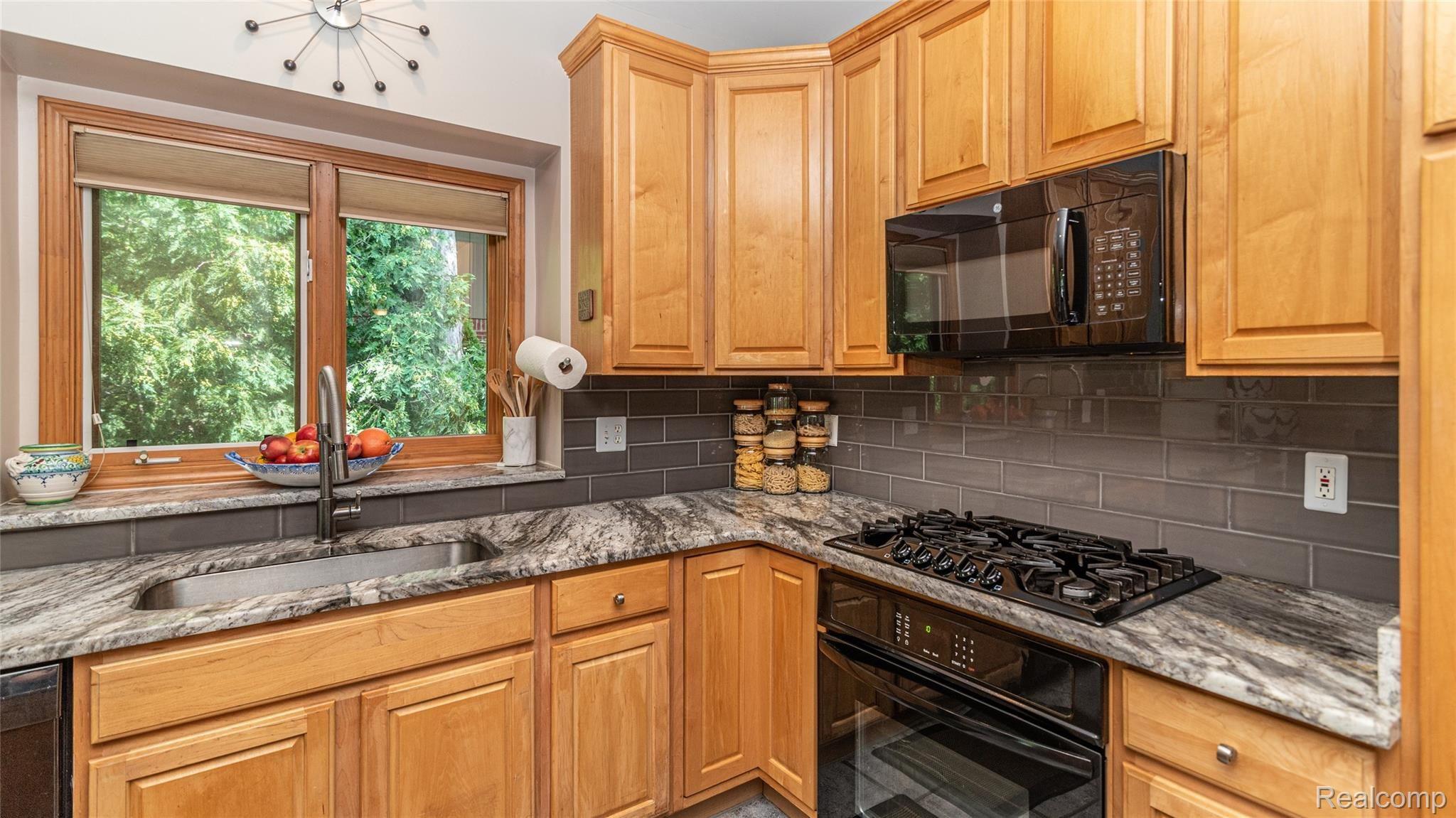 2110 Avon Lake Lane Rochester, MI 48307 - Photo 10 of 36 010_062_33.jpg
