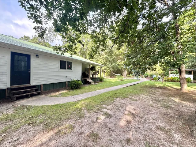 a view of a backyard