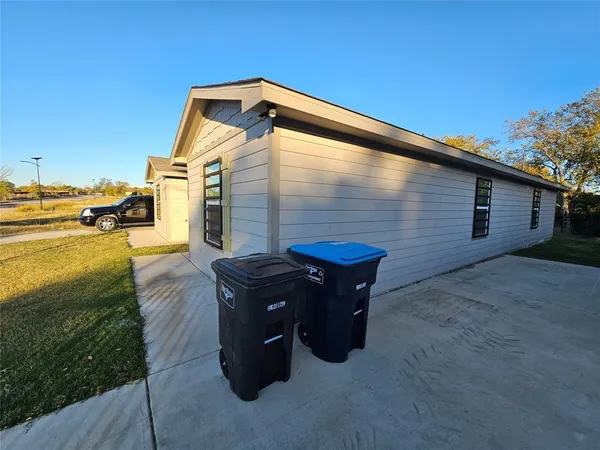 $1,499 | 5113 Avenue G, Fort Worth, TX 76105