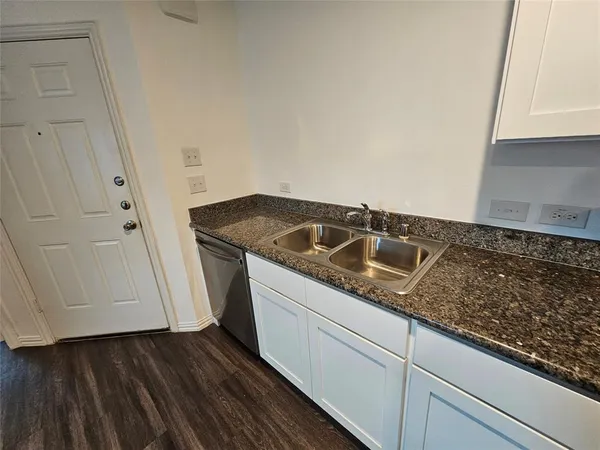 $1,499 | 5113 Avenue G, Fort Worth, TX 76105