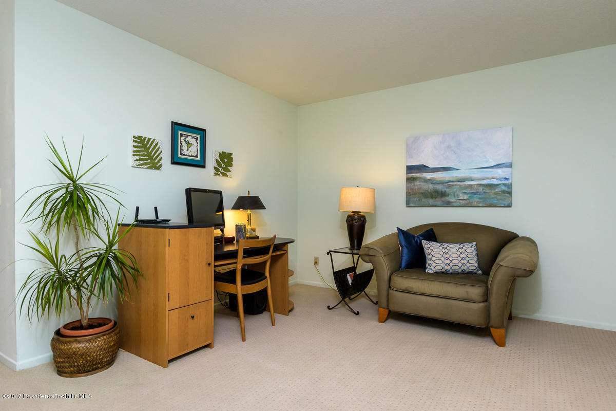 2248 Del Mar Road, Unit 7 Montrose, CA 91020 - Photo 11 of 35 a living room with furniture and a potted plant