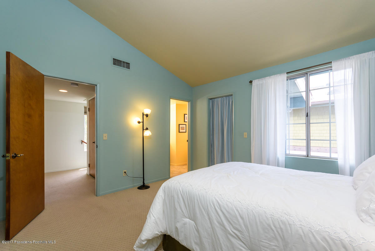 2248 Del Mar Road, Unit 7 Montrose, CA 91020 - Photo 27 of 35 a spacious bedroom with a bed and a window