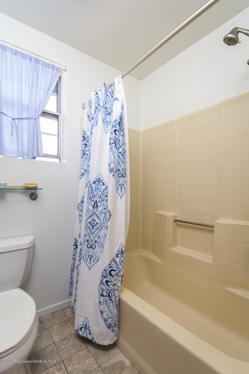 2248 Del Mar Road, Unit 7 Montrose, CA 91020 - Photo 29 of 35 a bathroom with a toilet and a bathtub