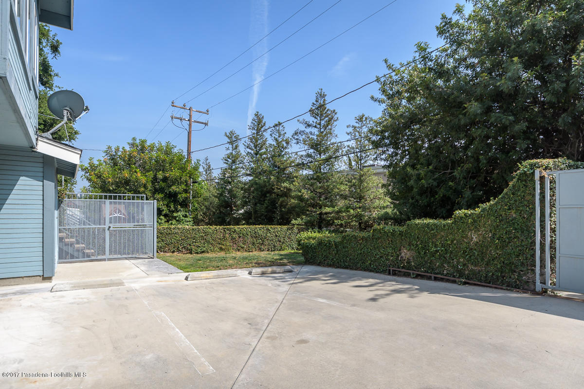 2248 Del Mar Road, Unit 7 Montrose, CA 91020 - Photo 33 of 35 a view of backyard with potted plants