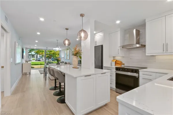 $574,900 | 658 Broad Avenue South, Unit J658, Naples, FL 34102