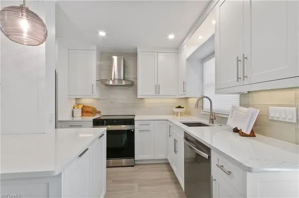 $574,900 | 658 Broad Avenue South, Unit J658, Naples, FL 34102