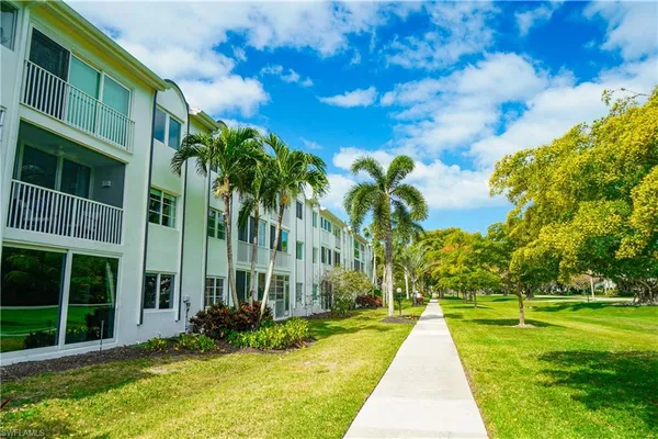 $574,900 | 658 Broad Avenue South, Unit J658, Naples, FL 34102