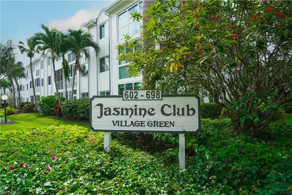 $574,900 | 658 Broad Avenue South, Unit J658, Naples, FL 34102