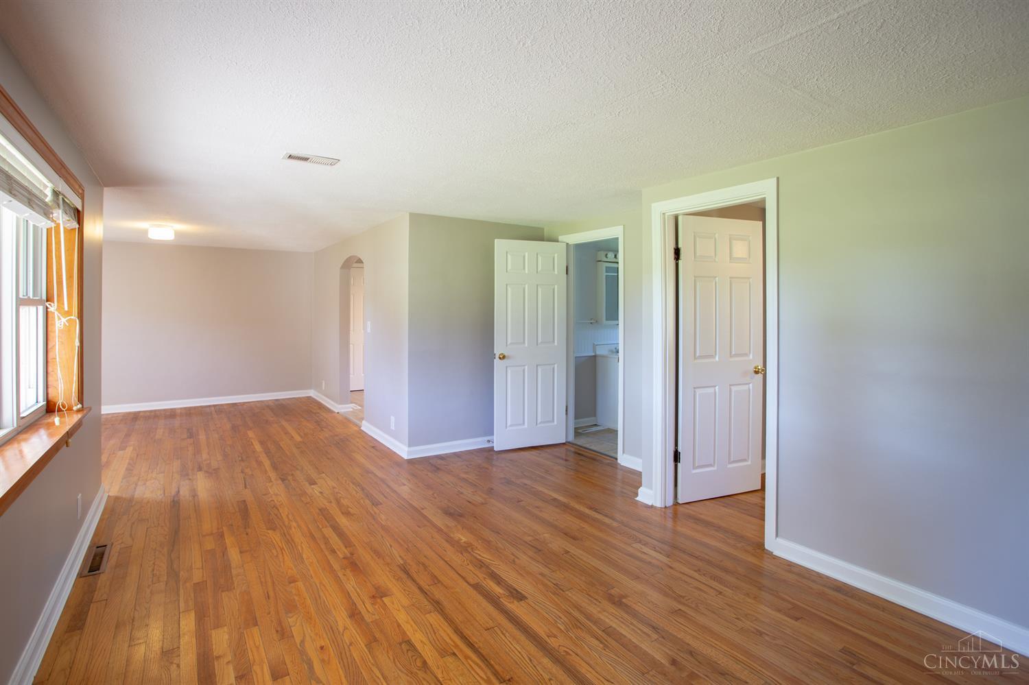 862 Locust Corner Road Cincinnati, OH 45245 - Photo 6 of 27 Gallery Image 6