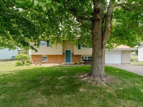 $218,000 | 124 Hilton Drive, Lexington, IL 61753