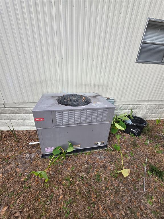 204 Johntry Road Hawthorne, FL 32640 - Photo 4 of 16 a wooden bench sitting in a backyard