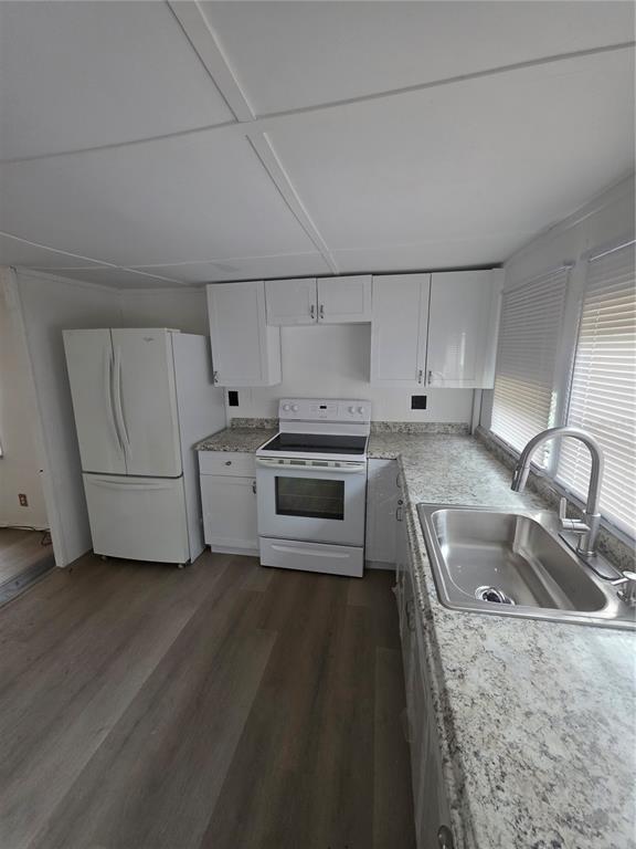 204 Johntry Road Hawthorne, FL 32640 - Photo 8 of 16 a kitchen that has a sink and a stove