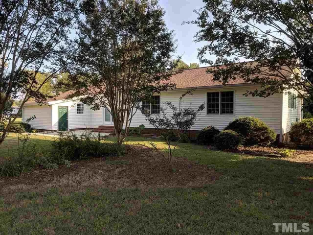 a view of a house with backyard