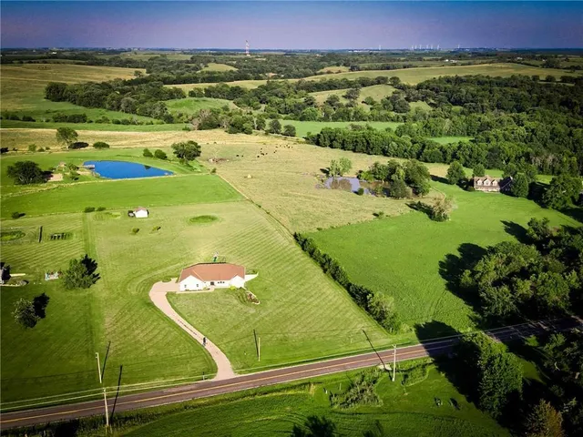 $499,900 | 28210 State F Highway, Maryville, MO 64468