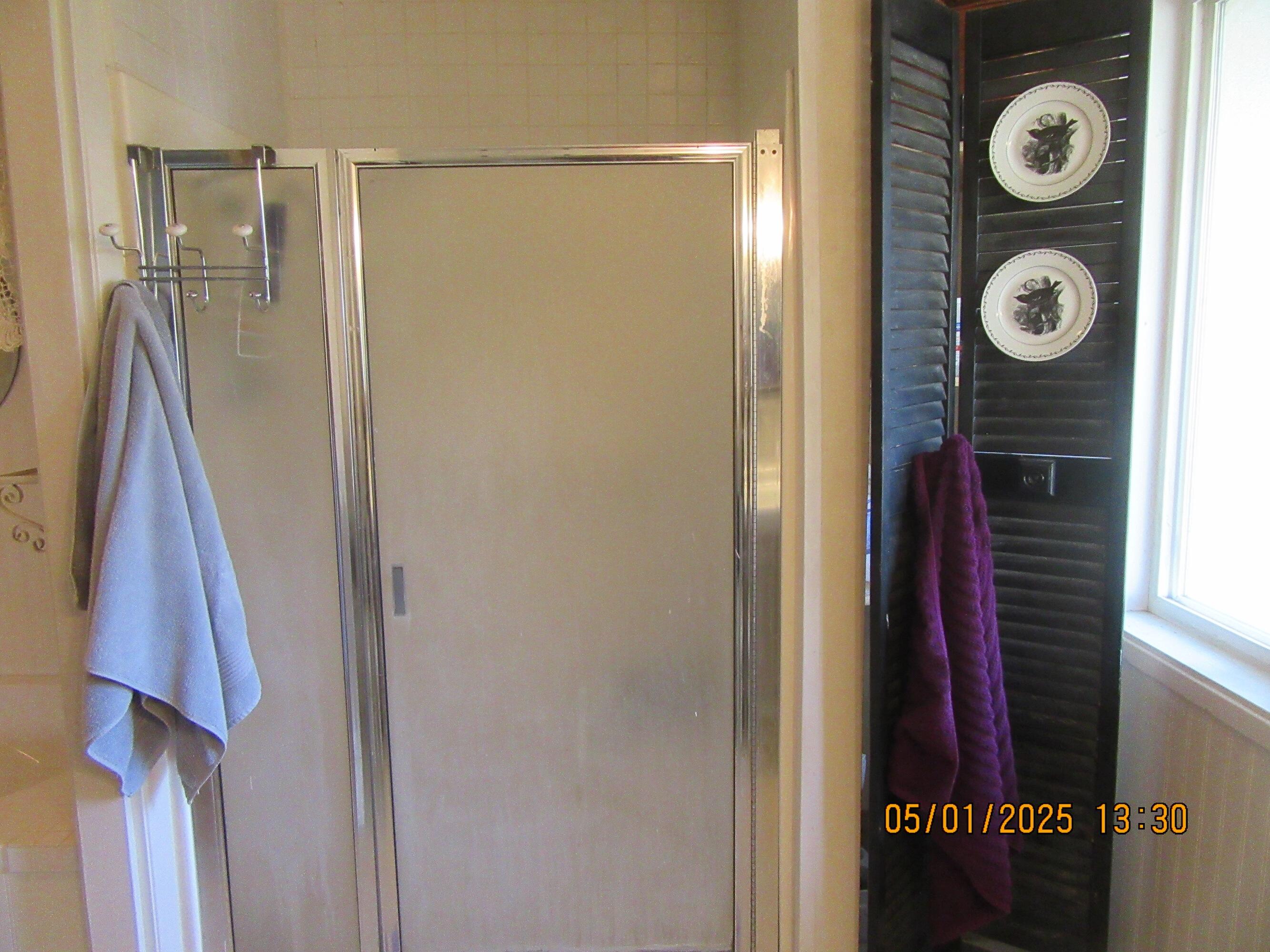 610 Applegate Avenue Chiloquin, OR 97624 - Photo 25 of 28 Shower and storage shelv
