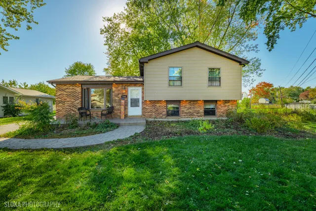 $303,500 | 2103 Witchwood Lane, Lindenhurst, IL 60046