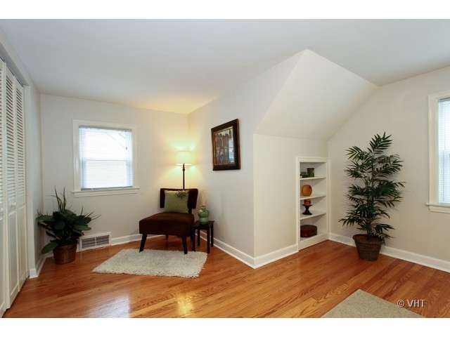 2250 Northgate Avenue North Riverside, IL 60546 - Photo 7 of 17 a living room with furniture and potted plant