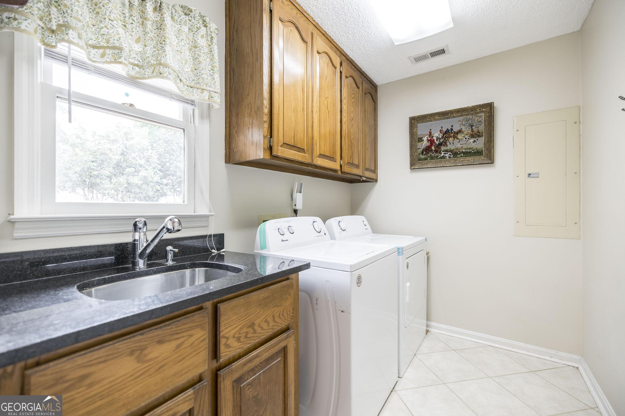 108 Bunkers Trail Warner Robins, GA 31088 - Photo 19 of 34 a bathroom with a sink and a window