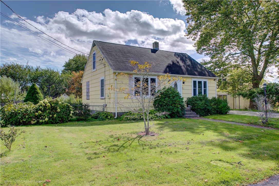 18 Rosedale Avenue Middletown, RI 02842 - Photo 3 of 31