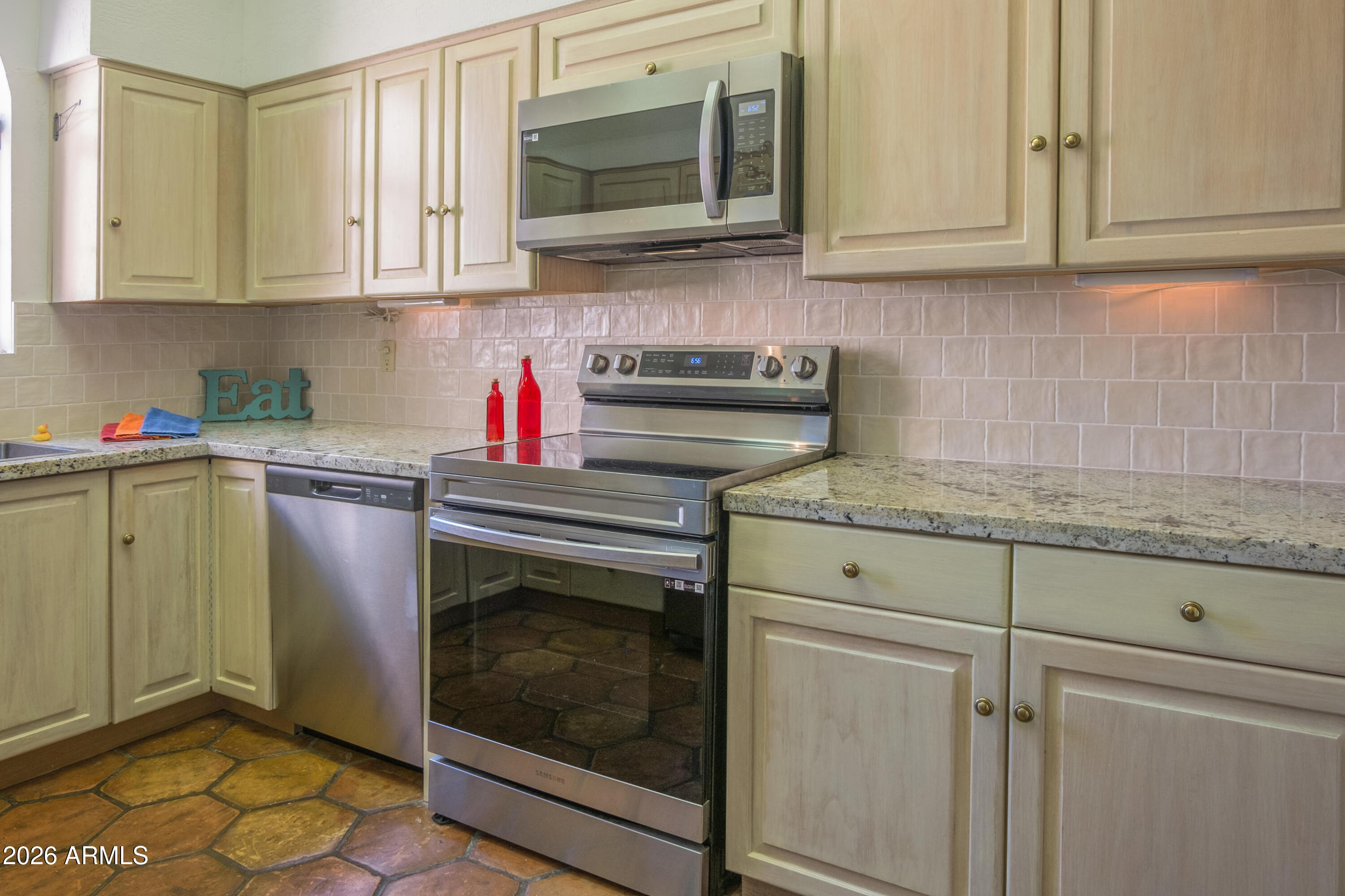 15 Ridge View Drive, Unit 17 Sedona, AZ 86351 - Photo 14 of 41 Kitchen with granite counter tops