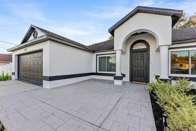 a view of entryway with garden