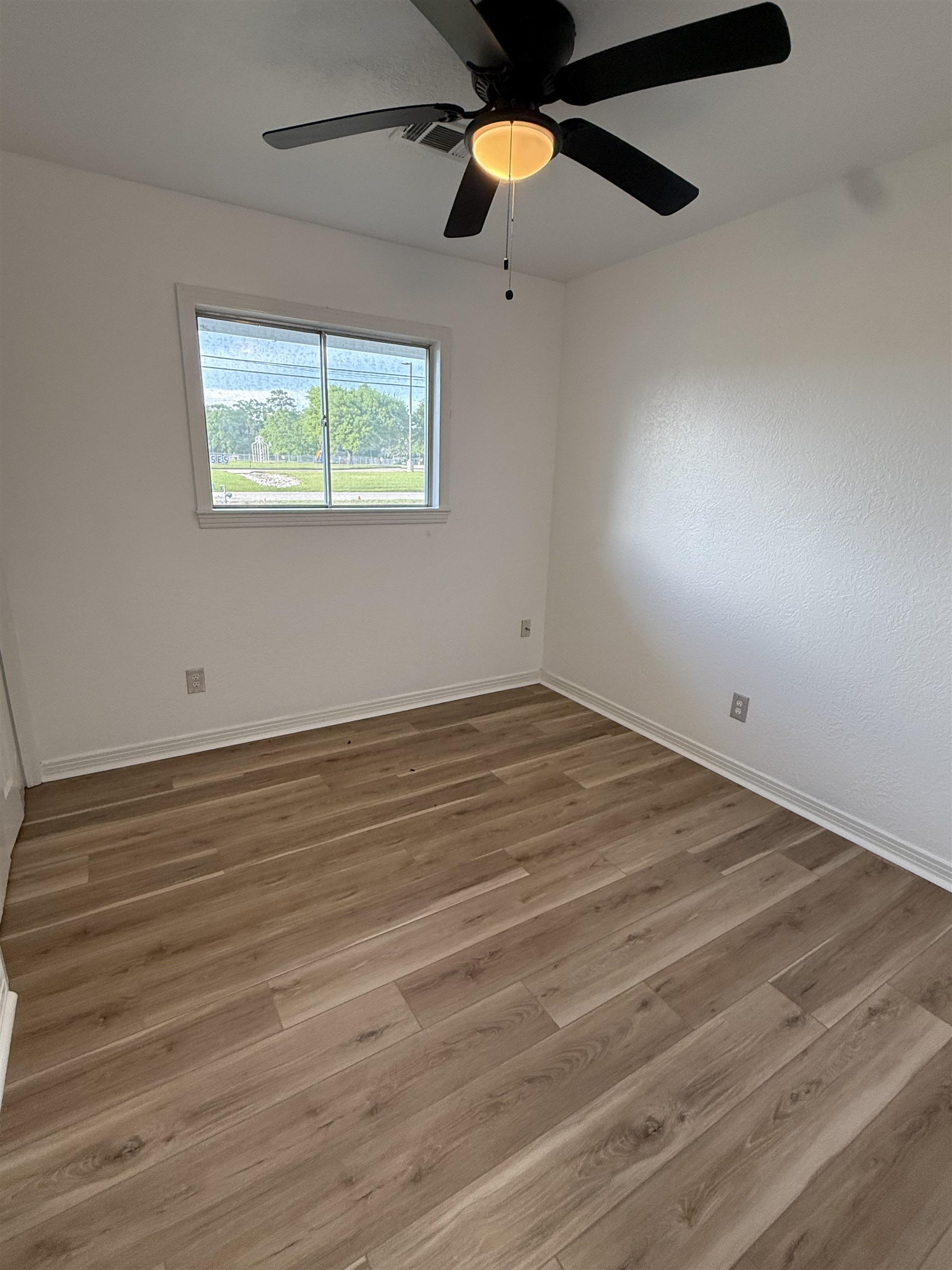 245 West Ave P Silsbee, TX 77656 - Photo 4 of 39