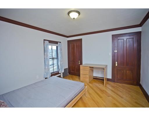 101 Westminster Street Springfield, MA 01109 - Photo 20 of 29 a bedroom with a bed and a desk
