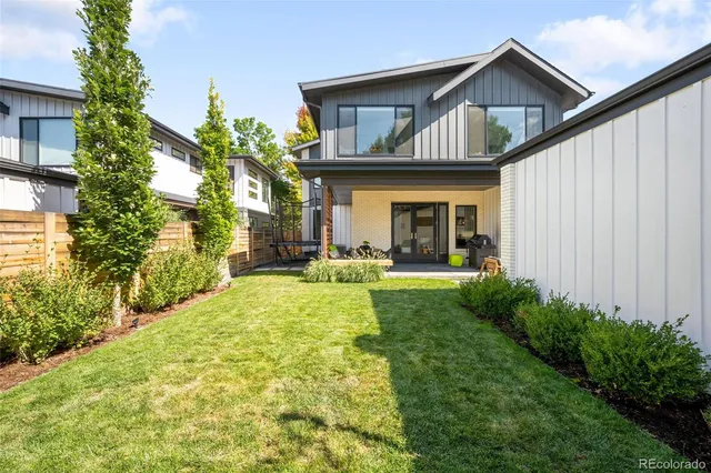 a view of a house with backyard and garden
