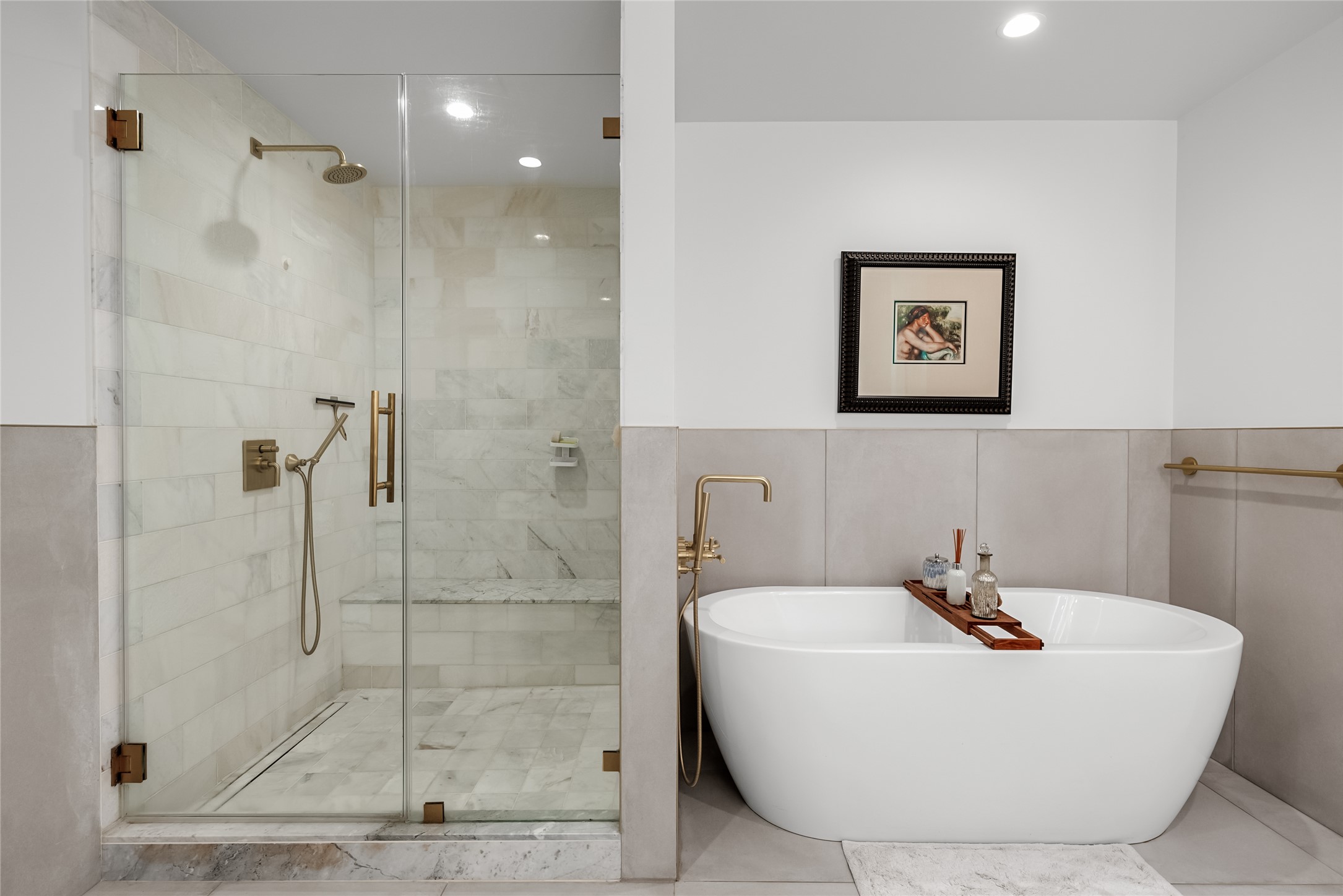 70 Rainey Street, Unit 2106 Austin, TX 78701 - Photo 6 of 26 a bathroom with a bathtub