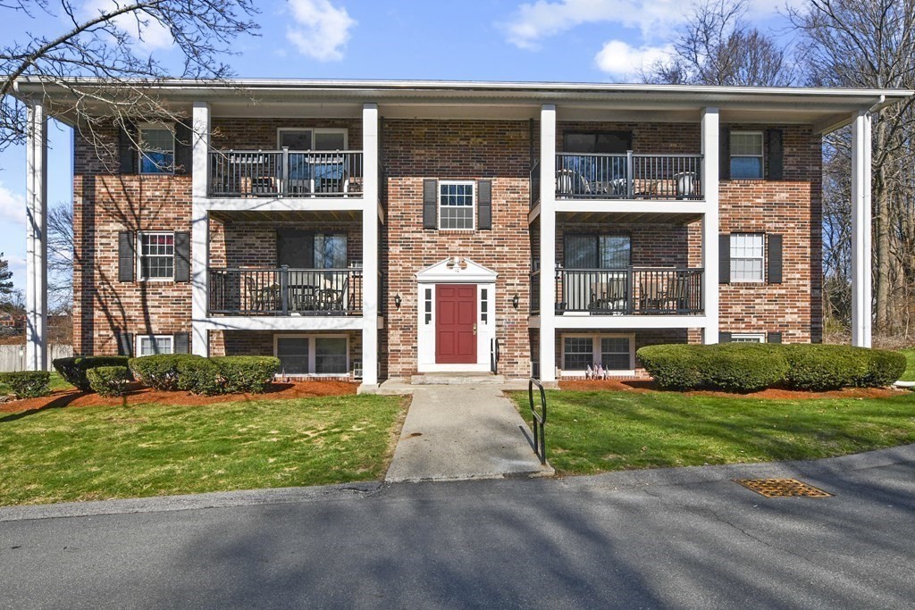 10 Walker Road, Unit 4 North Andover, MA 01845 - Photo 2 of 16 Gallery Image 2