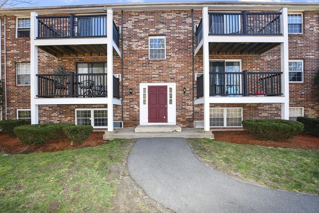 10 Walker Road, Unit 4 North Andover, MA 01845 - Photo 3 of 16 Gallery Image 3