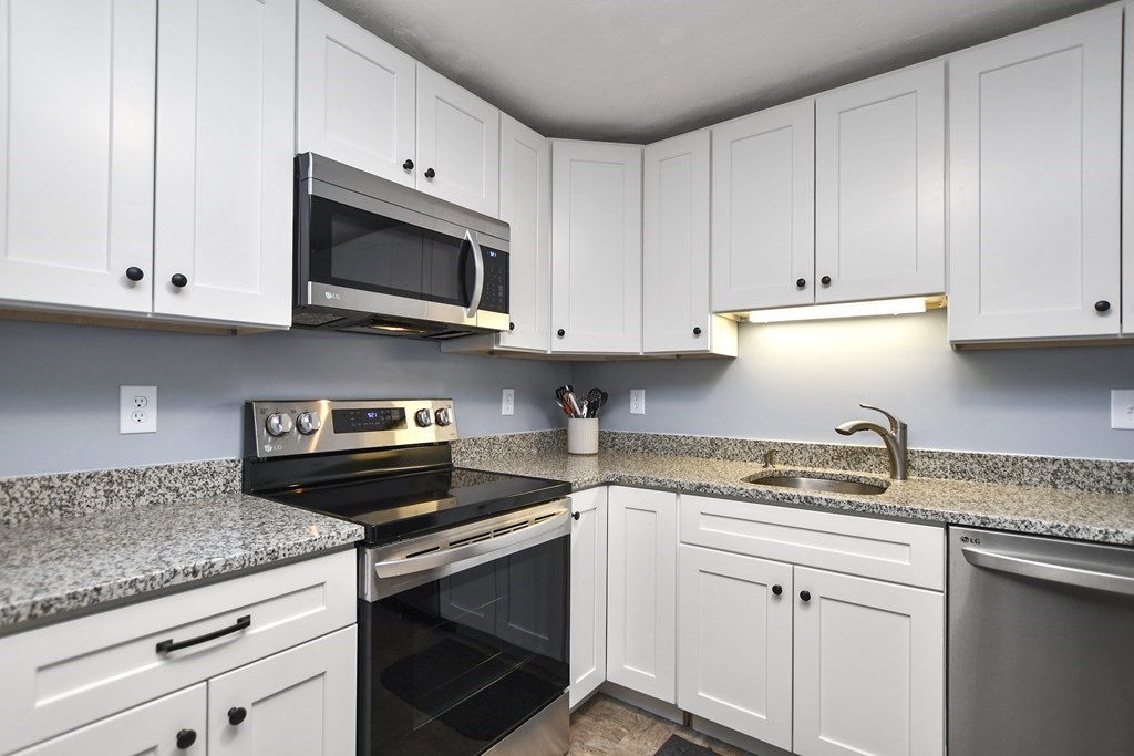 10 Walker Road, Unit 4 North Andover, MA 01845 - Photo 6 of 16 Gallery Image 6