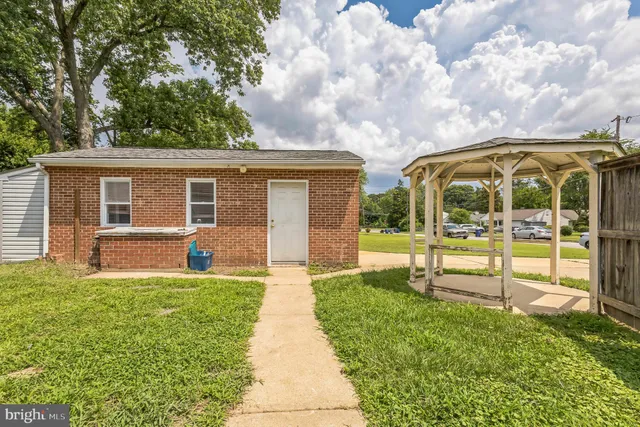 a view of a house with a backyard