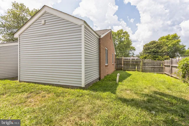 a view of a backyard with white house