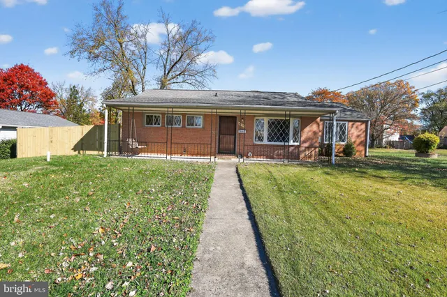 a view of a house with backyard and a tree