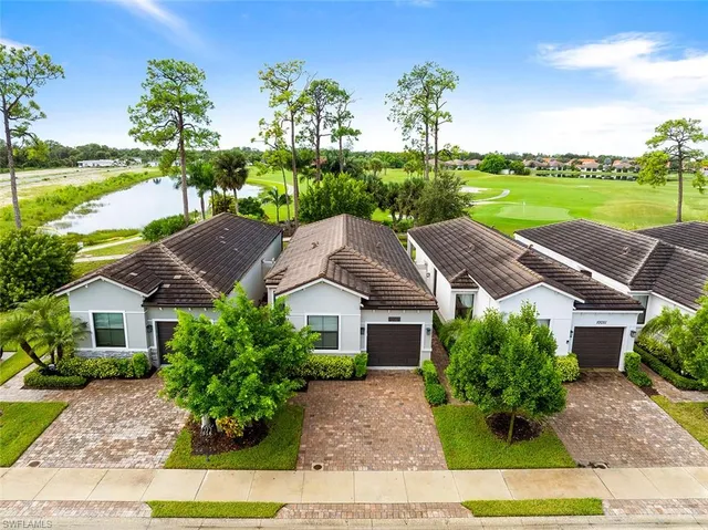 a view of a back yard
