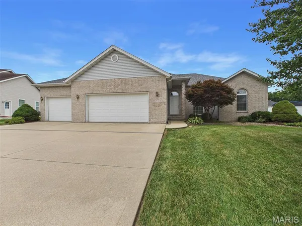 $360,000 | 26 Woodcrest Drive, Bethalto, IL 62010