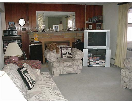 5450 Turner Road Gibsonia, PA 15044 - Photo 4 of 13 Living Room.