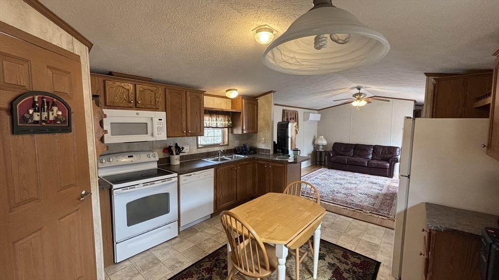 557 Southwest Cutoff, Unit 60 Worcester, MA 01607 - Photo 6 of 14 Gallery Image 6