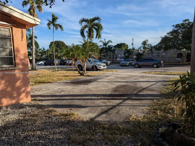 a view of a yard in front of the house